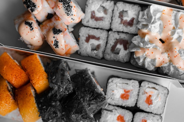 Verschiedene Sushi-Lieferungen Verschiedene Sushi-Sorten zum Mittag- oder Abendessen