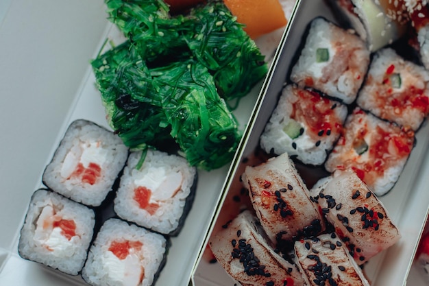 Foto verschiedene sushi-lieferungen verschiedene sushi-sorten zum mittag- oder abendessen