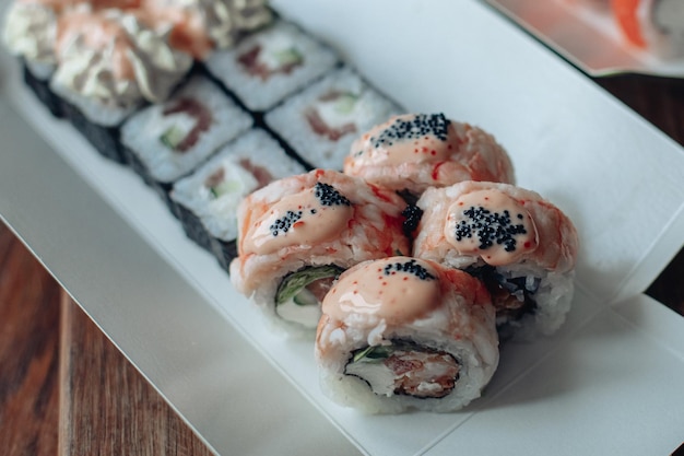 Verschiedene Sushi-Lieferungen Verschiedene Sushi-Sorten zum Mittag- oder Abendessen