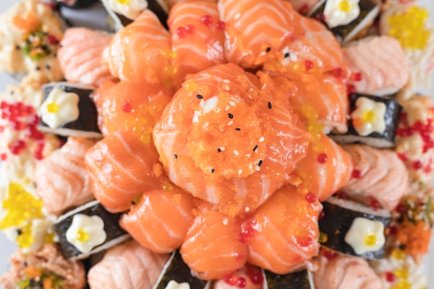 Verschiedene Sushi Nigiri und Maki großes Set auf Schiefer Eine Auswahl japanischer Sushi mit Thunfisch, Krabben, Lachs, Aal und Brötchen Ansicht von oben Bild japanischer Lebensmittel mit selektivem Fokus