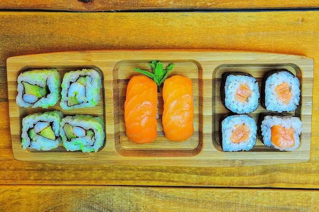 Verschiedene Sushi-Sets auf Schiefer verschiedene Sushi gemischt