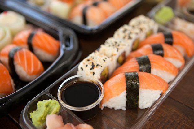 Verschiedene Sushi-Sets in Plastikboxen