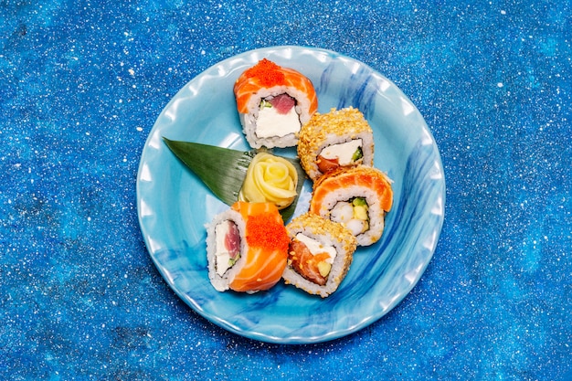 Verschiedene Sushi-Sets. Japanisches oder koreanisches Brötchen mit verschiedenen frischen Zutaten. Nautischer Hintergrund