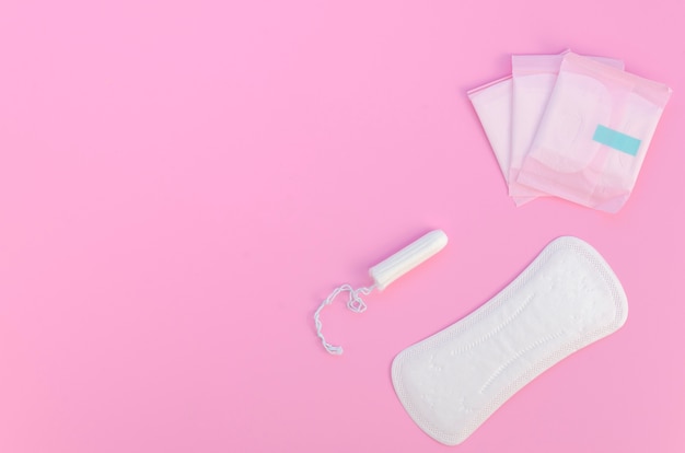 Verschiedene Tampons auf rosa Hintergrund