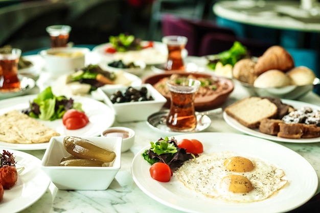 Verschiedene Teller mit köstlichem Essen auf einem Tisch