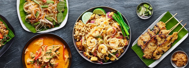 Verschiedene thailändische Speisen mit Shrimps Pad Thai und Panang Curry