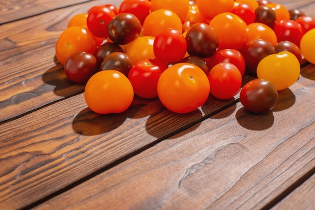 Verschiedene Tomaten auf dunklem Holztisch