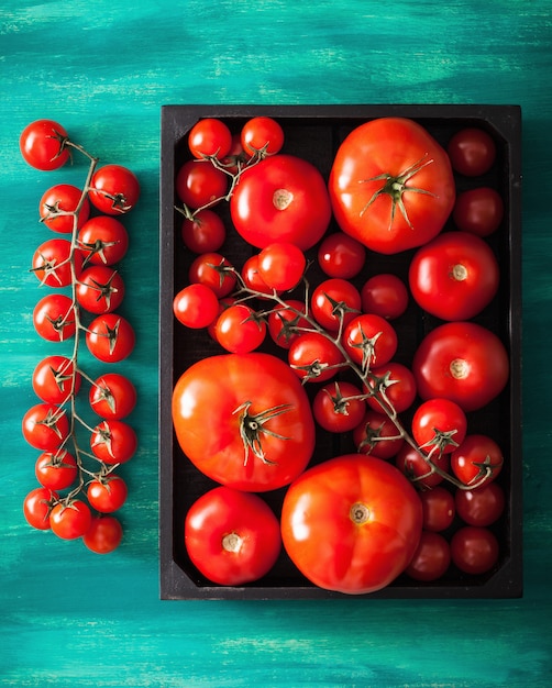 Verschiedene Tomaten in Holzkiste