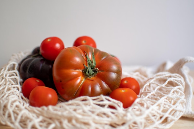 Foto verschiedene tomatensorten in einem stoffbeutel gesundes essen nachhaltigkeitskonzept