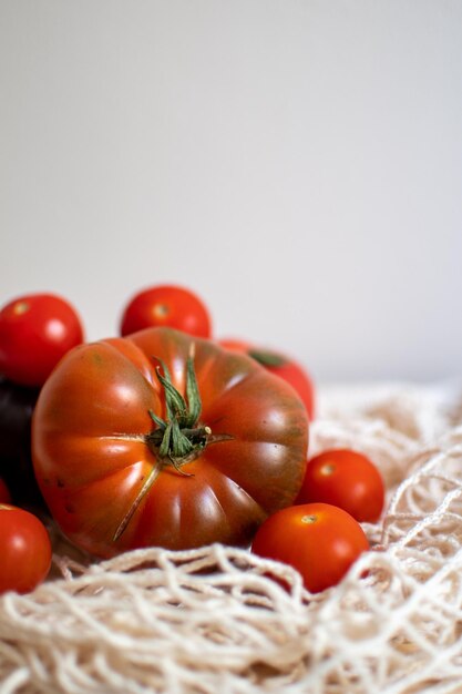 Foto verschiedene tomatensorten in einem stoffbeutel gesundes essen nachhaltigkeitskonzept