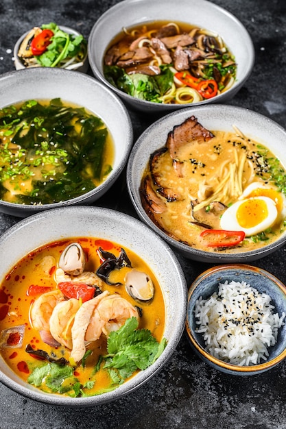 Verschiedene traditionelle asiatische suppen miso ramen tom yam pho bo