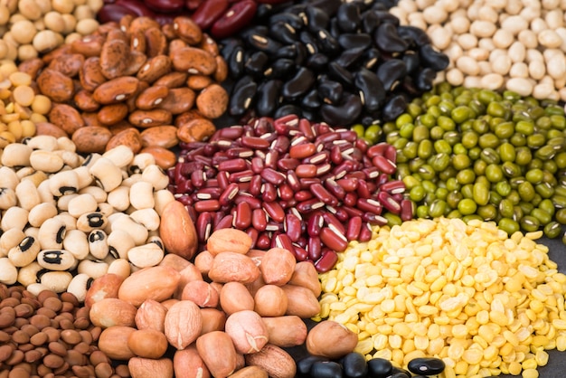 Verschiedene trockene Hülsenfrüchte für das Essen gesund, vorbereitete verschiedene getrocknete Bohnen für das Kochen