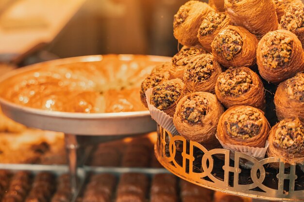 Verschiedene türkische Köstlichkeiten, Süßigkeiten und traditionelle authentische Helva-Bonbons mit Nüssen zum Verkauf auf dem Markt präsentieren ein leckeres Geschäftskonzept