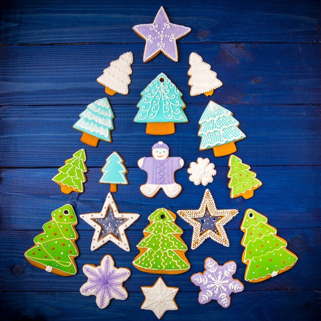 Verschiedene Weihnachtsplätzchen in Form eines Weihnachtsbaumes auf dem Blau