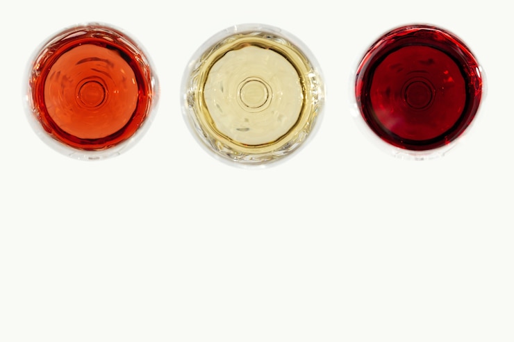 Verschiedene Weine im Glas. Rot-, Rosen- und Weißwein-Draufsicht auf hellem Hintergrund. B.