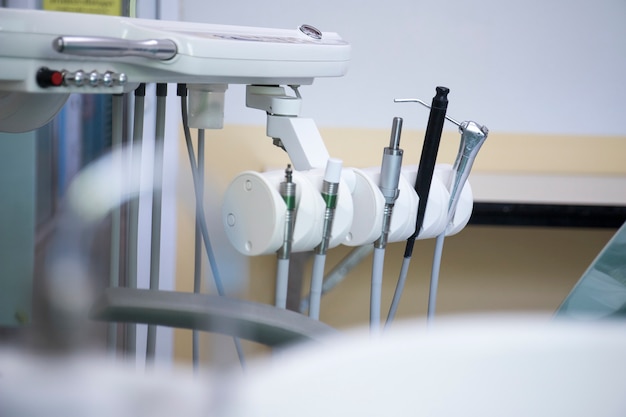 Foto verschiedene zahnmedizinische instrumente und werkzeuge in einem zahnarztbüro.