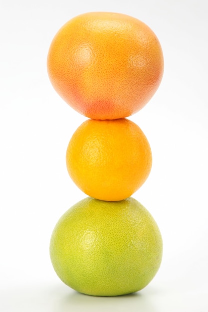 Verschiedene Zitrusfrüchte auf weißem Tisch