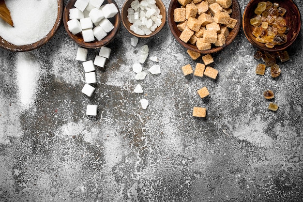 Verschiedene Zuckersorten in Schalen.