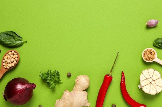 Verschiedene Zutaten zum Kochen auf grünem Hintergrund