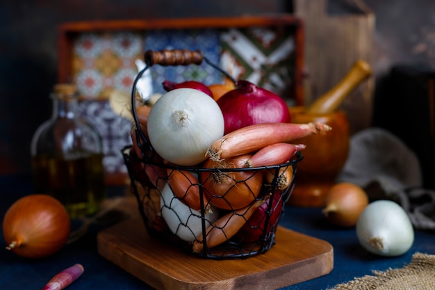 Verschiedene Zwiebelsorten rot, weiß, gelb, Schalotte