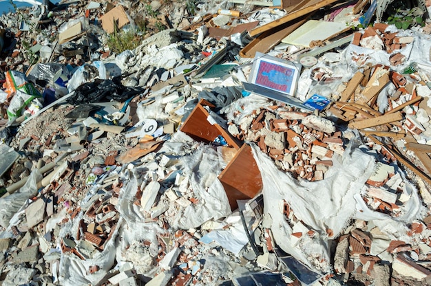 Foto verschiedener müll auf einer freiluftdeponie