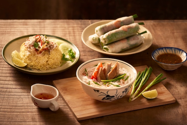 verschiedenes asiatisches Abendessen mit vietnamesischem Essen.
