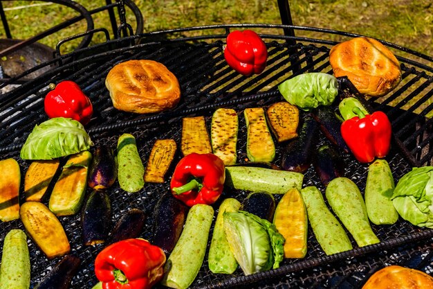 Verschiedenes Gemüse, das auf einem Grill auf der Landmesse kocht