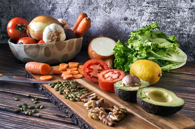 Verschiedenes Gemüse geschnitten, um einen Salat auf Vintage-Holz-Hintergrund zu machen. Gesundes vegetarisches Essen.