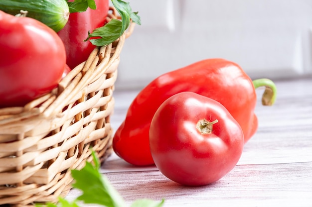 Verschiedenes Gemüse in einem Weidenkorb Closeup Food Tomatoe pepper