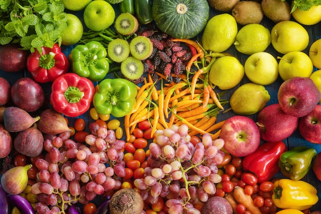 Verschiedenes Gemüse organisch, Draufsicht verschiedene frische Obst und Gemüse für gesunden Lebensstil