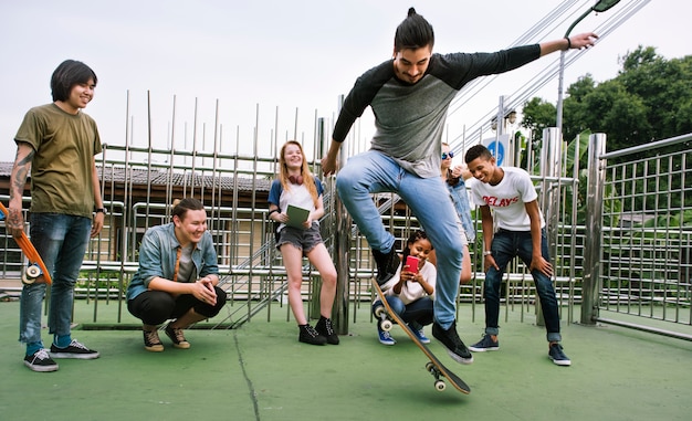 Verschiedenes Gruppen-Leute-Skateboard-Park-Konzept