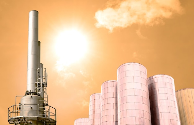 Verschmutzung des Konzepts der globalen Erwärmung in die Atmosphäre durch Schornstein-Industrieanlagen am gelben Himmel