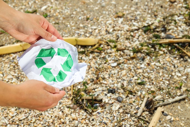 Verschmutzung des Stausees durch Plastikmüll