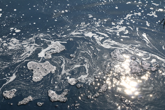 Verschmutzung im Wasser