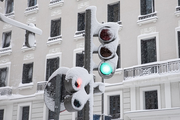 Verschneite Ampel auf Grün an einem verschneiten Wintertag