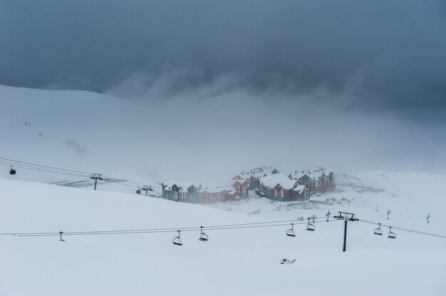 Verschneite Berge des Winters. Kaukasus, Georgien, Gudauri.