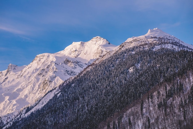 Verschneite Berge im Winter