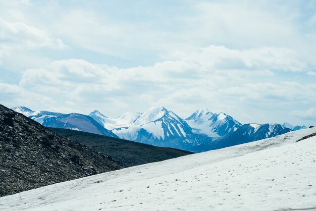 Verschneite Berge.