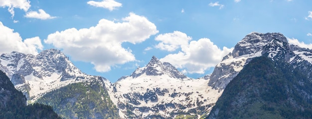 Verschneite Bergkette in Österreich Loferer Steinberge