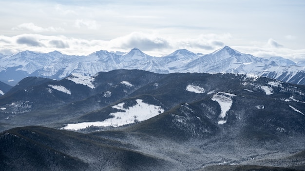 Verschneite Bergketten im Winter, am Gipfel des Prairie Mountain, Kananaskis, Alberta, Kanada