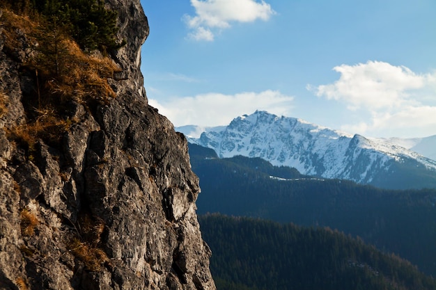 Verschneite Berglandschaft mit Felsen