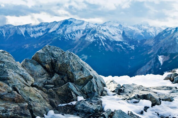 Verschneite Bergwinterlandschaft