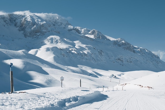 Verschneite Bergwinterzeit. Winterlandschaft der Berge Schneelandschaft