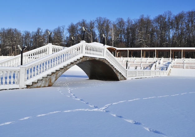 Verschneite Brücke