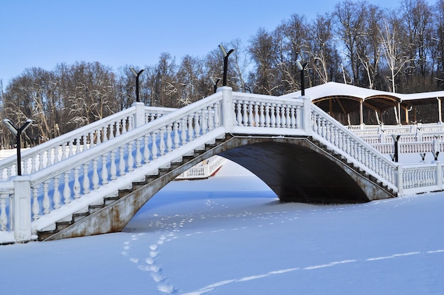 Verschneite Brücke