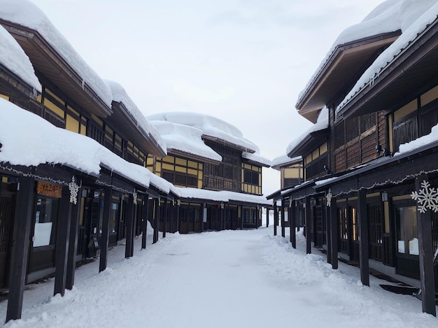 Verschneite Dächer von Gebäuden und Straßen im japanischen Dorf Niseko