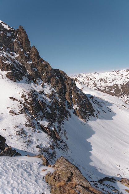 Verschneite Landschaft der Pyrenäen an einem sonnigen Tag