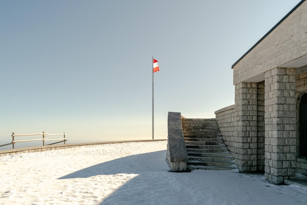 Verschneite Landschaft des Kriegerdenkmals, Monte Grappa, Italien