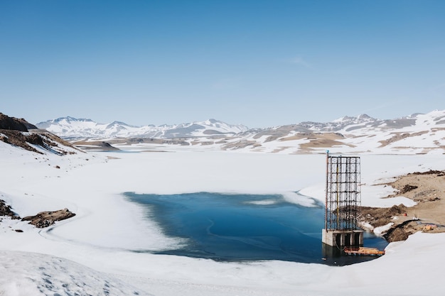 Verschneite Landschaft im chilenischen gefrorenen Andensee. Winterliche Landschaft