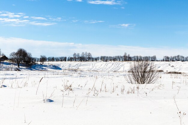 Verschneite Landschaft mit zugefrorenem Fluss in Susdal